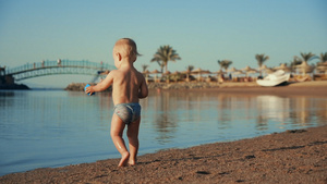 可爱的宝宝在海边玩耍21秒视频