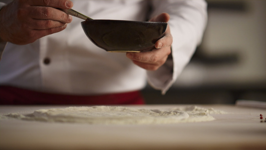 厨师在木板上烹饪意大利比萨饼视频