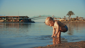 可爱小宝宝在夕阳下玩水24秒视频