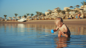 胖乎乎可爱婴儿在海水中玩玩具21秒视频