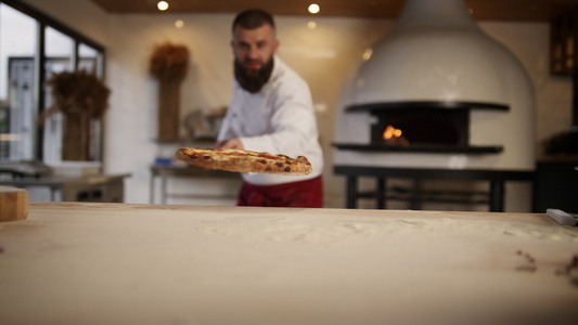 意大利厨师在餐厅制作披萨视频