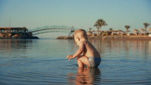 可爱宝宝在美丽海边玩水16秒视频