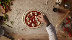 男人在厨房餐桌上制作自制比萨意大利辣香肠意大利美食晚餐18秒视频