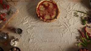 在意大利美食餐厅制作的美味披萨烤箱7秒视频