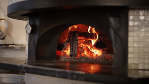 厨房石炉燃烧木柴ar意大利比萨餐厅11秒视频