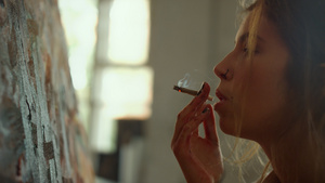 年轻女性在室内吸烟12秒视频