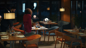 多种族情侣在夜间餐厅咖啡馆浪漫晚餐约会27秒视频