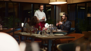 服务员在晚上的高级餐厅晚餐约会上为多民族夫妇服务15秒视频