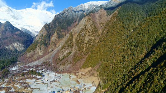 云南梅里雪山下雨崩村视频