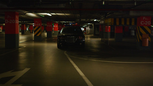 在地下停车场乘坐警车27秒视频