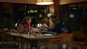 多民族恋人在餐厅晚餐约会时一起聊天13秒视频
