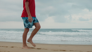 小男孩在沙滩上享受暑假腿部特写18秒视频