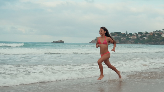 小女孩海边奔跑视频