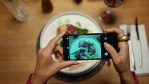 女人在餐厅用手机拍照晚餐14秒视频