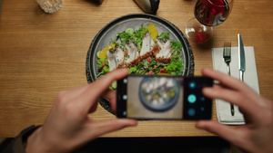男人在餐桌上用手机拍照晚餐19秒视频