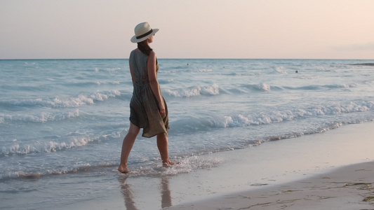 女性走在海边沙滩休息散步视频