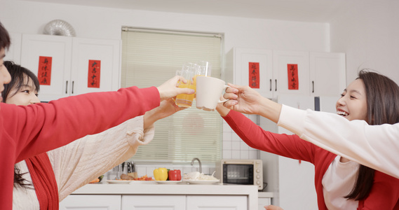 年轻人新年聚会举杯聊天视频