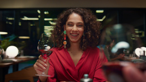 幸福的女人在约会pov上喝酒20秒视频
