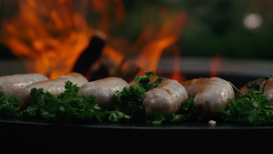 为烧烤派对准备的肉肠侧视图 香肠在炉排上褐变12秒视频