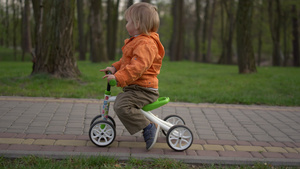 小男孩第一次在户外骑自行车27秒视频