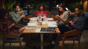 朋友在餐厅看手机浏览互联网社交媒体16秒视频