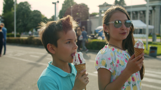 可爱的姐弟在街头吃冰淇淋视频