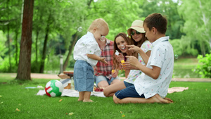 父母和孩子一起在户外野餐休闲娱乐17秒视频