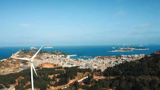 航拍平潭岛山上的风力发电机视频