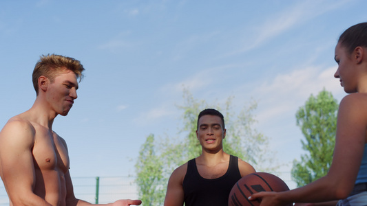 三个混合种族运动员在体育操场上训练街头篮球视频