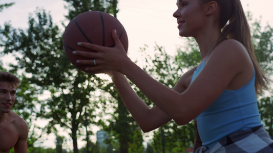 健康青年运动员在体育操场上打街头篮球练习视频