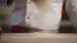 专业厨师在咖啡馆厨房烹调面粉10秒视频