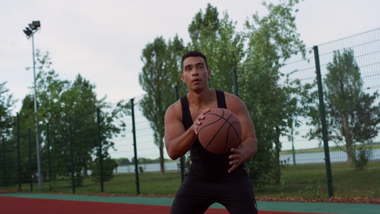专注运动的运动员在户外练习街头篮球视频