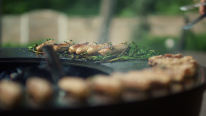 是用镊子翻烤牛肉18秒视频