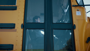 男司机独自坐在校车车厢里22秒视频