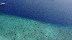 蓝水和沙巴附近白色沙滩背景13秒视频