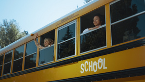 两名多民族学生从校车窗外望去8秒视频