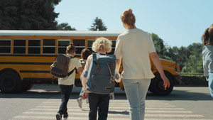 妈妈牵着小学生走向公共汽车25秒视频