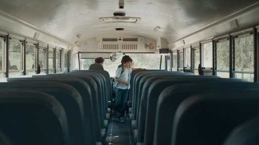 多民族学童在校车上寄宿视频