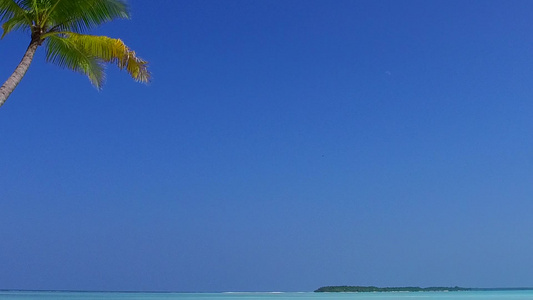 靠近海浪的白色沙滩背景的水蓝色海水近距离欣赏宁静度假视频