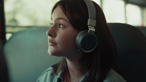 戴耳机的女孩青少年旅行巴士9秒视频