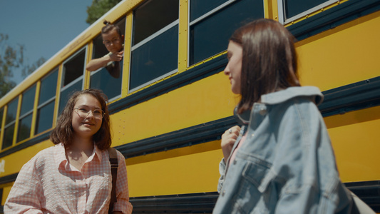 两个性格开朗的女孩在校车上聊天视频