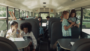 学生坐在校车上等车28秒视频