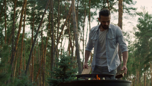 专注的男子准备把木柴放进烤炉24秒视频