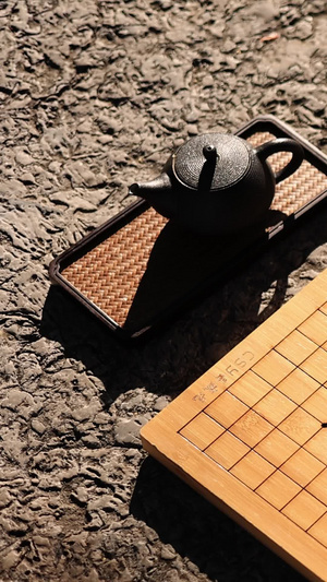 户外喝茶下棋特写中国风17秒视频