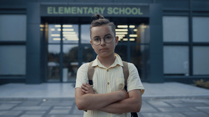 严肃的少年男孩站在学校门口13秒视频