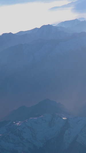 航拍冰封雪山地貌日月星辰30秒视频