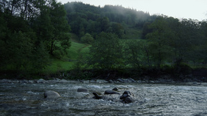 山河和森林的景色26秒视频
