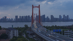 延时摄影城市日转夜地标建筑武汉鹦鹉洲长江大桥交通道路车流夜景4k素材25秒视频