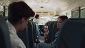 多民族同学乘坐校车聊天28秒视频