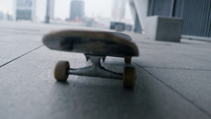 特写滑板沿着城市街道滑行24秒视频